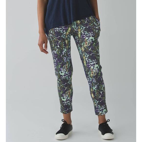 Lululemon Jet Crop Luxtreme Slim Floral Sport White Multi - Picture 1 of 9